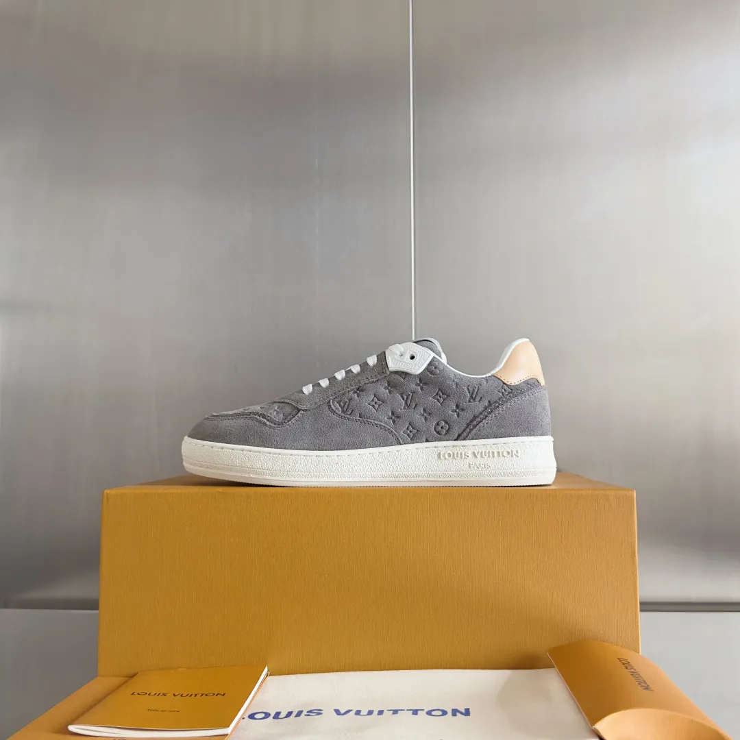👟👟Ex-factory price 740👟👟 Top version LV Louis Vuitton L House Donkey Brand Stadium Series Casual Sports Shoes White Shoes Dexun Shoes Original purchase, development and production LV Stadium sports shoes are soft cow leather partially embossed with Monogram patterns, reproducing the retro design trend. Monogram canvas trim and toe perforations bring together exquisite details, the tongue is decorated with LV letter label, and the outsole depicts the Louis Vuitton logo. Exquisitely packaged at the delivery counter🛍📦 ▪️ Fabric: Original imported first-layer cowhide ▪️ Lining: Original imported soft sheepskin lining ▪️ Sole: Original open-molded non-slip rubber outsole ▪️ Bottom thickness: 3CM ▪️ Size: Women's 35-41